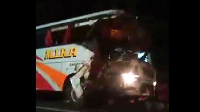 Bus Mira kecelakaan menabrak bus Sumber Selamat di jalur Ngawi-Solo 6 Maret 2021.
