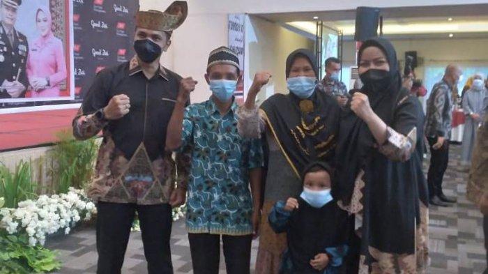 Masdion, seorang penjual buah di Dumai tak sanggup menahan tangis ketika mengetahui kabar Kapolres Dumai AKBP Andri Ananta Yudhistira pindah tugas.