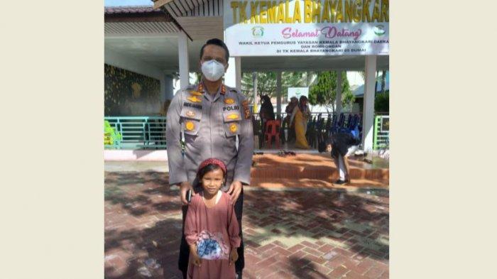 Pedagang buah di Dumai, Masdion sedih saat Kapolres Dumai AKBP Andri Ananta Yudhistira pindah tugas. Anak Masadion bersekolah di TK Bhayangkari Dumai.