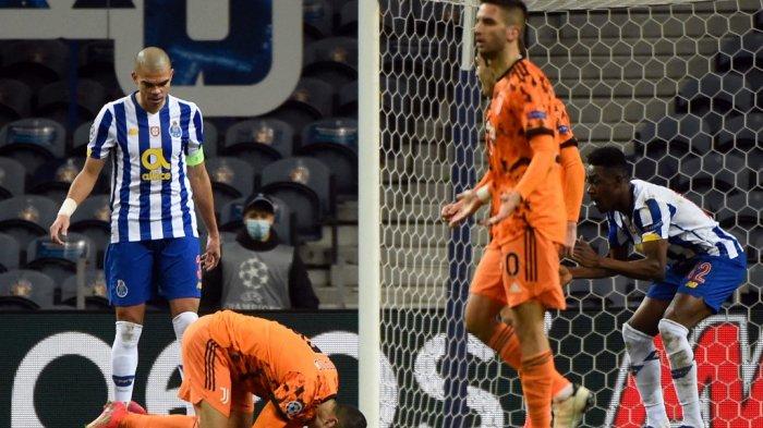Cristiano Ronaldo ( dua dari kiri) bereaksi di lapangan selama pertandingan leg pertama babak 16 besar Liga Champions antara Porto dan Juventus di stadion Dragao di Porto pada 17 Februari 2021.