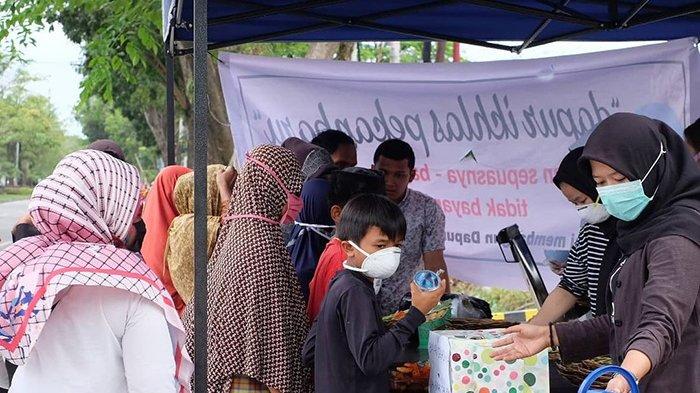 Relawan melayani masyarakat di Dapur Ikhlas PPJI Riau.