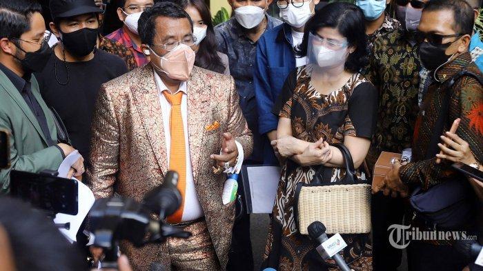 Desiree Tarigan didampingi kuasa hukumnya, Hotman Paris dan kedua anaknya, Bams serta Prianka usai membuat pengaduan ke Komisi Nasional Anti Kekerasan Terhadap Perempuan, di Jakarta, Kamis (8/4/2021). Desiree Tarigan melakukan pengaduan terkait hak-haknya sebagai perempuan yang telah dilanggar oleh suaminya, Hotma Sitompul, yaitu pengusiran dirinya pada tanggal 7 Februari 2021. Tribunnews/Herudin