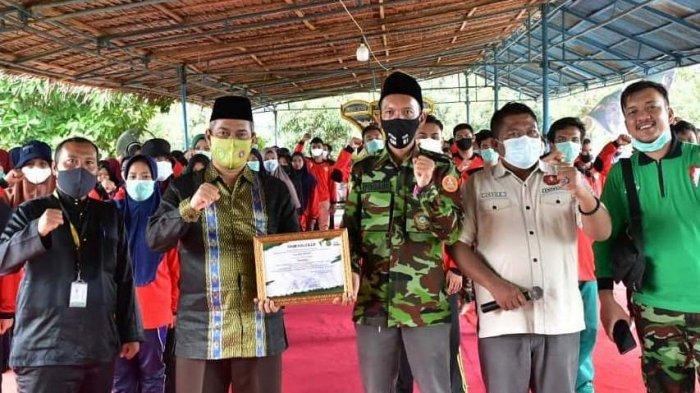 Ketua DPRD Pekanbaru Hamdani (dua dari kiri) menerima sertifikat dari panitia, pada Diklatsar Komando Kesiapsiagaan Angkatan Muda Muhammadiyah (Kokam), serta Seminar Nasional Bela Negara serta Temu Alumni Kokam, Jumat (19/2/2021) di Tiga Dara Hotel Resort.