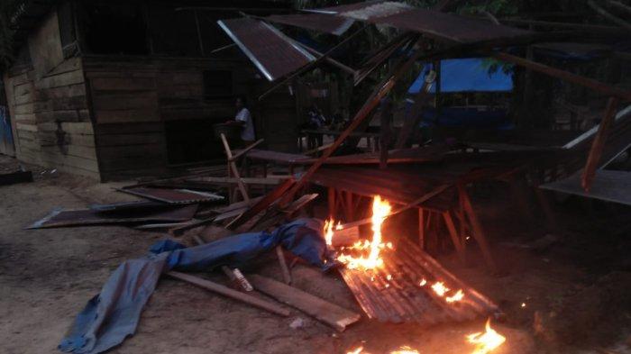 Puluhan ibu-ibu membakar dua warung remang-remang di Desa Batas Kecamatan Tambusai Kabupaten Rokan Hulu pad Jumat (16/10/2020).