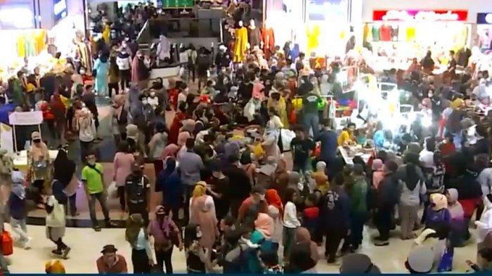 Dibukanya kembali Pasar Tanah Abang menjelang hari raya lebaran, dimanfaatkan warga untuk berbelanja kebutuhan hari raya.