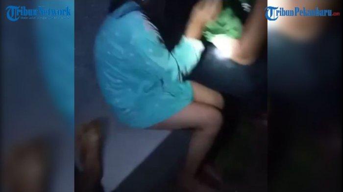 Sejoli digrebek warga sedang berbuat mesum di kuburan cina. Si cewek tak sempat memakai celana saat dipergoki warga.