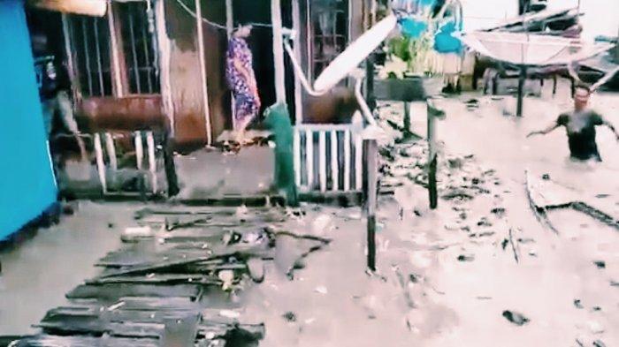 Gelombang pasang besar yang menghantam pemukiman nelayan di Desa Kuala Selat, Kecamatan Kateman, Kabupaten Inhil, Jum’at, (1/1/2021).