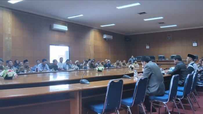Komisi II DPRD Siak menggelar RDP dengan PT DSI dan masyarakat, Senin (15/12) lalu di DPRD Siak. Perusahaan ini dituduh warga mencaplok lahan milik warga.