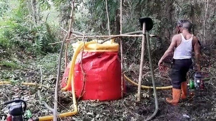 Foto: Embung portable yang dibawa tim saat memadamkan titik api di Kuala Kampar.