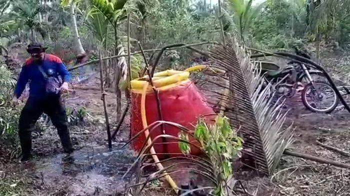 Foto: Embung portable yang dibawa tim saat memadamkan titik api di Kuala Kampar.
