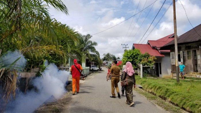Petugas Puskesmas melakukan fogging di Desa Kopah, Kecamatan Kuantan Tengah, Kuansing, Selasa (3/11/2020) setelah satu warga desa tersebut meninggal akibat DBD