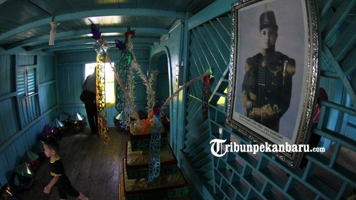 Sejumlah wisatawan asal Malaysia mengunjungi Rumah Tuan Kadi di Jalan Perdagangan, Pekanbaru, Selasa (20/11/2018). (TRIBUN PEKANBARU/THEO RIZKY)