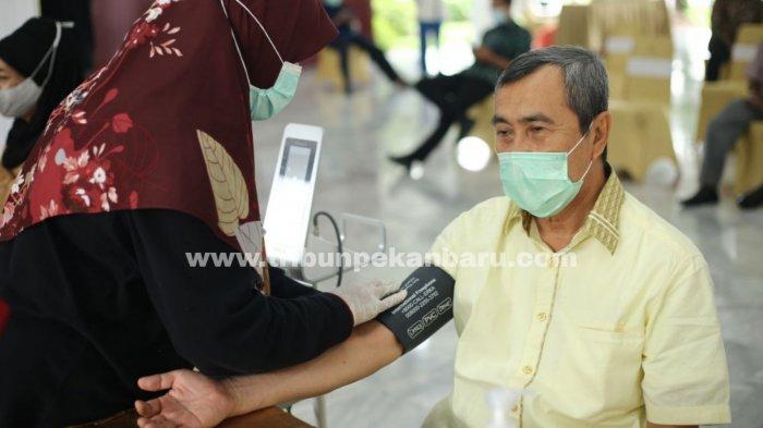 Gubernur Riau Syamsuar melakukan vaksinasi dalam rangka untuk menjaga imunitas agar tidak mudah tertular Covid-19 di Balai Pelangi, Kamis (1/4/2021). (www.tribunpekanbaru.com/Doddy Vladimir)