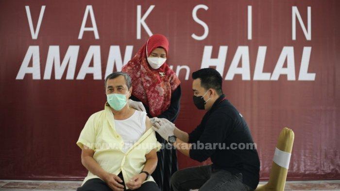 Gubernur Riau Syamsuar melakukan vaksinasi dalam rangka untuk menjaga imunitas agar tidak mudah tertular Covid-19 di Balai Pelangi, Kamis (1/4/2021). (www.tribunpekanbaru.com/Doddy Vladimir)