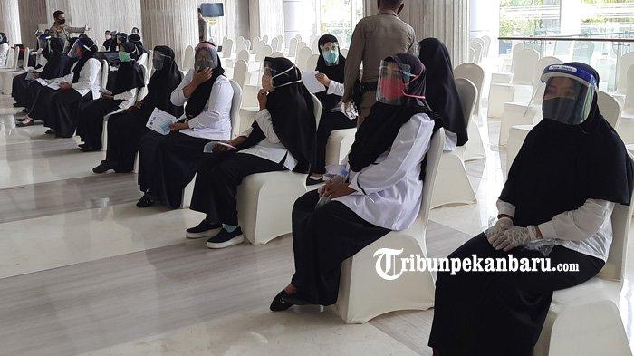 Sejumlah peserta Seleksi Kompetensi Bidang (SKB) CPNS 2019 Pemerintah Kota Pekanbaru memakai masker dan face shield yang merupakan prosedur protokol kesehatan Covid-19 di SKA Co Ex, Kota Pekanbaru. (www.tribunpekanbaru.com/Doddy Vladimir)
