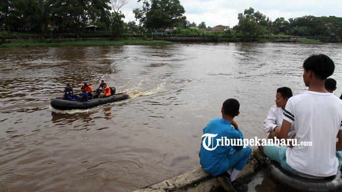 Tim gabungan tengah mencari korban yang tenggelam di Sungai Siak, Pekanbaru, Kamis (19/12/2019). Sehari sebelumnya saat sore hari, dilaporkan seorang pelajar SMA di Pekanbaru bernama Dimas (18) tenggelam di Sungai Siak. (TRIBUN PEKANBARU/THEO RIZKY).