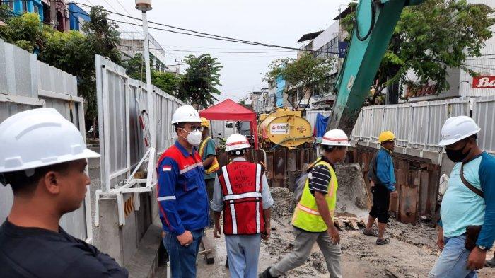 Pekerja dari kepada PT GN (Pertagas Niaga) yang merupakan rekanan PT SPEM pengelola jaringan (Jargas), serta pekerja lainnya, tampak memperbaiki Jargas yang putus akibat galian limbah IPAL di Jalan HOS Cokroaminoto/Ahmad Yani Pekanbaru, Sabtu (6/3/2021) pagi. Sambungan Jargas tersebut putus Kamis malam (4/3/2021).