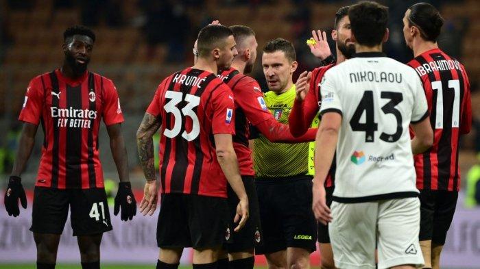 Gelandang AC Milan Tiemoue Bakayoko, Rade Krunic, Ante Rebic, penyerang AC Milan dari Prancis Olivier Giroud (kedua dari belakang) dan penyerang AC Milan dari Swedia Zlatan Ibrahimovic (kanan) bereaksi setelah wasit Italia Marco Serra memutuskan untuk tidak memberikan gol kepada AC Milan, selama pertandingan sepak bola Serie A Italia antara AC Milan dan Spezia pada 17 Januari 2022 di stadion San Siro di Milan.