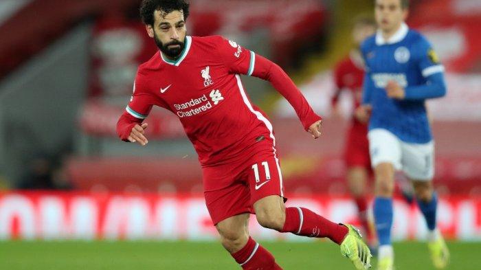 Gelandang Liverpool Mohamed Salah berlari dengan bola selama pertandingan sepak bola Liga Premier Inggris antara Liverpool dan Brighton dan Hove Albion di Anfield di Liverpool, Inggris barat laut pada 3 Februari 2021.