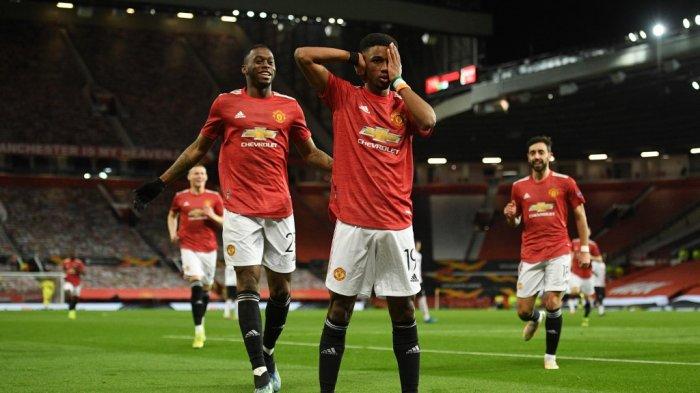 Gelandang Manchester United Amad Diallo (tengah) merayakan gol pembuka dalam pertandingan leg pertama babak 16 besar Liga Europa UEFA antara Manchester United dan AC Milan di Old Trafford di Manchester, barat laut Inggris, pada 11 Maret 2021.