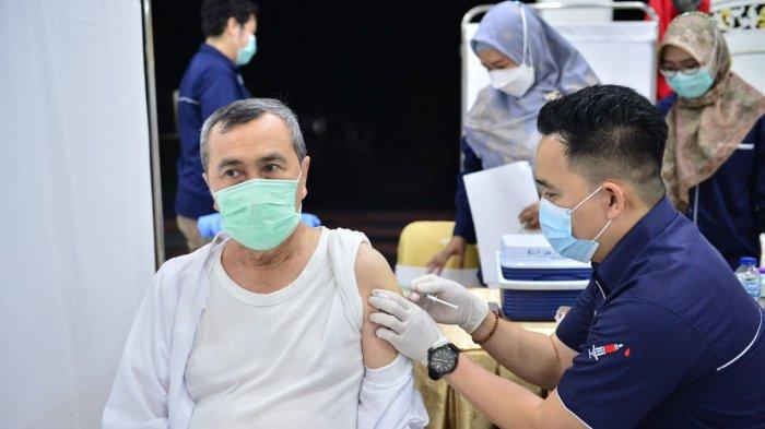 Gubernur Riau Syamsuar dan istrinya Misnarni menjalani penyuntikan vaksin Covid-19 tahap kedua usai shalat tarawih, Kamis (29/4/2021) tadi malam.