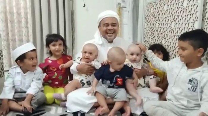 Habib Rizieq Shihab dan cucu-cucunya