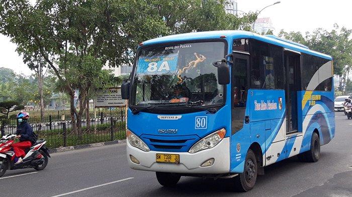 Satu bus TMP melintas di Jalan Jendral Sudirman, Kota Pekanbaru. Ratusan pramudi dan pramugara bus TMP belum gajian selama hampir dua bulan.