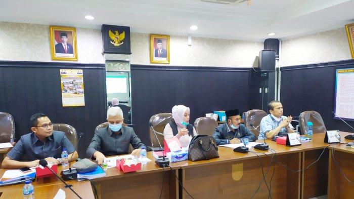 Suasana hearing Komisi II DPRD Pekanbaru dengan Bapenda Pekanbaru, bahas APBD Murni 2021, Senin (2/11/2020) di ruang Banmus.