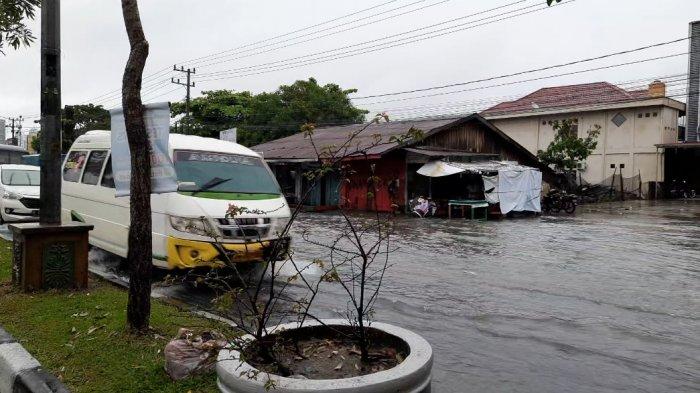 Hujan deras membuat air genangi ruas jalan di Jalan Soebrantas Panam Pekanbaru, Sabtu (27/3/2021).