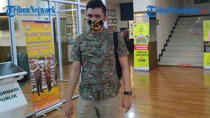 Jaksa Penyidik Periksa Mantan Camat Tenayan Raya Abdimas Terkait Dugaan Korupsi Dana Kegiatan PMBRW. Foto: Mantan Camat Tenayan Raya, Abdimas saat hendak meninggalkan Kantor Kejari Pekanbaru usai menjalani pemeriksaan sebagai saksi, Senin (14/9/2020)
