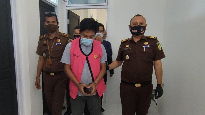 Kejaksaan Negeri (Kejari) Kabupaten Pelalawan Riau kembali melakukan penahanan terhadap seorang tersangka Tindak Pidana Korupsi (Tipikor) yang sedang ditangani, Selasa (23/02/2021).