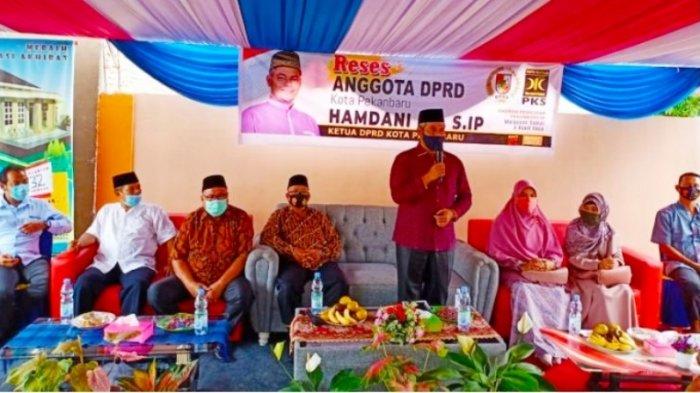 Ketua DPRD Pekanbaru Hamdani SIP (berdiri) saat menerima aspirasi dalam reses di RW 05 Simpang Tiga Bukitraya, Pekanbaru, Sabtu (28/11/2020).