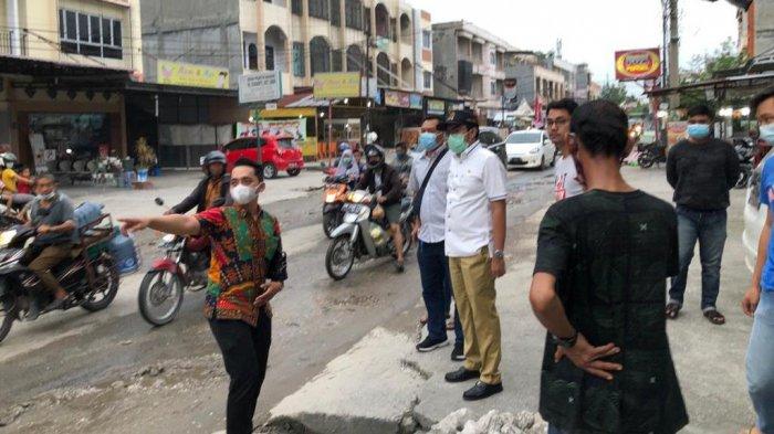 Wakil Ketua DPRD Pekanbaru Ginda Burnama ST (Baju putih pakai topi hitam), saat meninjau Jalan Pemuda, Kelurahan Tampan Kecamatan Payung Sekaki, yang rusak, Jumat (18/12 /2020).