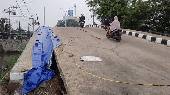 Jembatan KW 6 atau Kepuh di Kelurahan Karawangpawitan, Kecamatan Karawang Barat, Kabupaten Karawang ambles, pada Minggu (16/1/2022)
