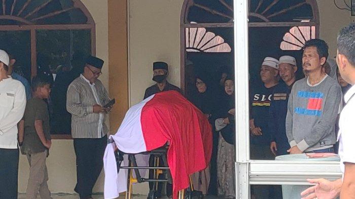 OKNUM POLISI TIKAM SENIOR - Jenazah Aiptu Ruslan sAAT selesai disalatkan dan akan diberangkatkan ke lokasi pemakaman, Rabu (21/12/2022). Aiptu Ruslan tewas setelah ditikam oleh oknum polisi Bripka Wf di SPN Polda Riau, Selasa (20/12/2022) malam.