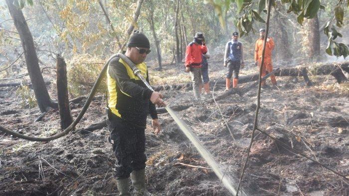 Kabut Asap di Pelalawan Selimuti Ibukota Kabupaten, Karhutla di Pelalawan Meluas. Foto: Petugas melakukan pemadaman api dalam Karhutla di Pelalawan