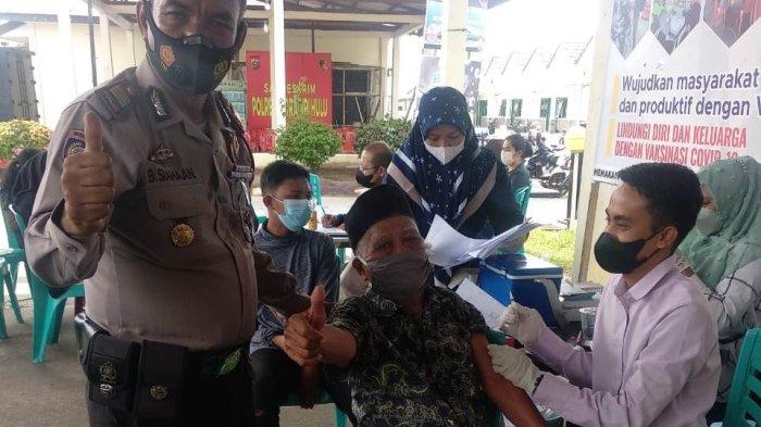 Tarmizi (92) warga Kelurahan Kampung Besar Kota, Kecamatan Rengat menerima vaksinasi di Polres Inhu, Jumat (17/12/2021).