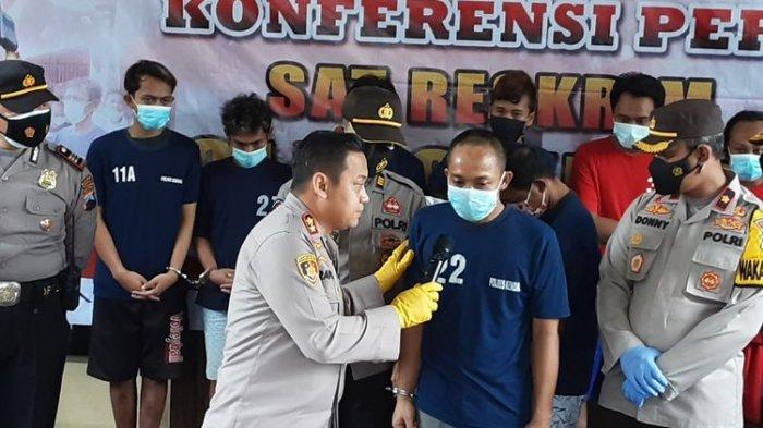 Kapolres Kendal, AKBP. Raphael Sandhy, saat berbicara dengan pelaku pencabulan anak.
