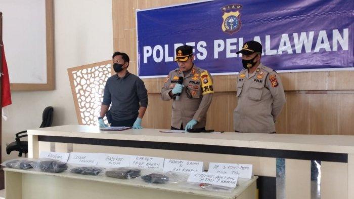 Kapolres Pelalawan AKBP Indra Wijatmiko SIK didampingi Kasat Reskrim AKP Ario Damar SH SIK dan Kasubbag Humas Iptu Edy Harianto menggelar konperensi pers untuk merilis pengungkapan kasus pembunuhan di aula Meranti Mapolres Pelalawan pada Sabtu (20/02/2021) pagi.