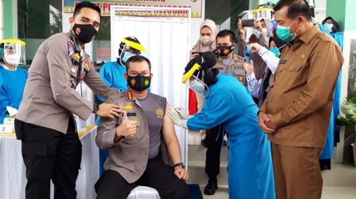 Kapolresta Pekanbaru, Kombes Pol Nandang Mumin Wijaya menjalani proses vaksin covid-19