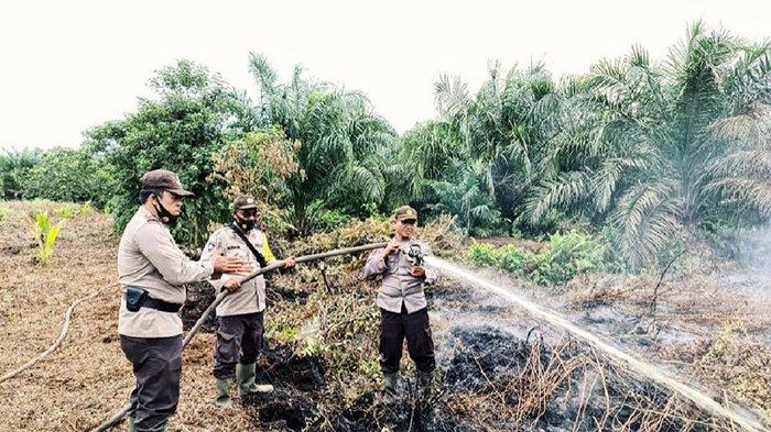 Kapolsek GAS Iptu Agus Susanto melakukan pendinginan Karhutla di wilayah Desa Rambaian, Kecamatan Gaung Anak Serka (GAS), Kabupaten Inhil, Selasa (23/2/2021).