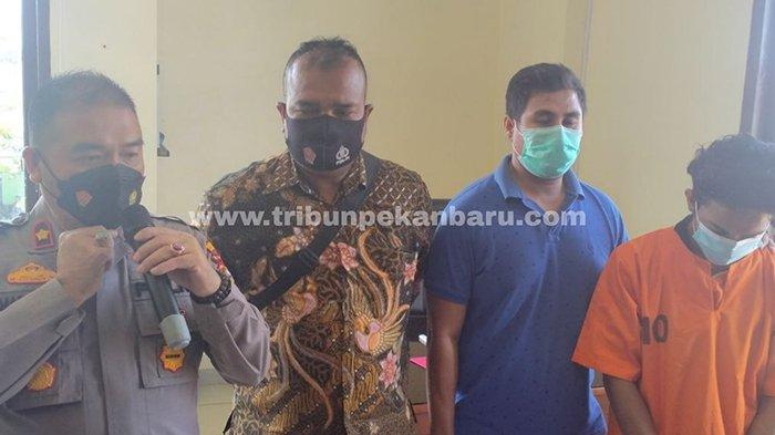 Pelaku pemukulan terhadap istri sendiri RR dihadirkan saat ekspos di Mapolsek Rumbai Pesisir, Pekanbaru, Jumat (19/3/2021).