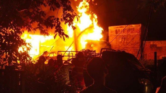 KEBAKARAN di sebuah gudang gas yang berlokasi di Jalan Panyabungan, Kelurahan Timbang Galung, Kecamatan Siantar Barat, Kota Pematangsiantar, Sabtu (26/9/2020)