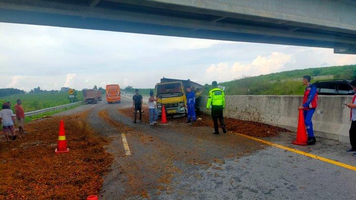 Kecelakaan terjadi di ruas jalan Tol Pekanbaru-Dumai. Kecelakaan melibatkan dua buah unit kendaraan, Jumat sore (6/1/2023).