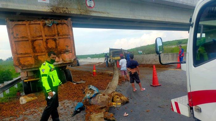 Kecelakaan terjadi di ruas jalan Tol Pekanbaru-Dumai. Kecelakaan melibatkan dua buah unit kendaraan, Jumat sore (6/1/2023).