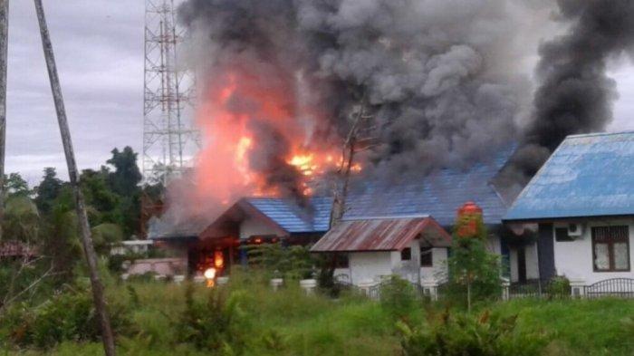 Ratusan massa yang melakukan protes atas hasil seleksi CPNS 2018, melakukan aksi pengrusakan kantor Bupati Keerom dan membakar Kantor Disnaker dan BPMK Keerom, Papua, Kamis (1/10/2020).