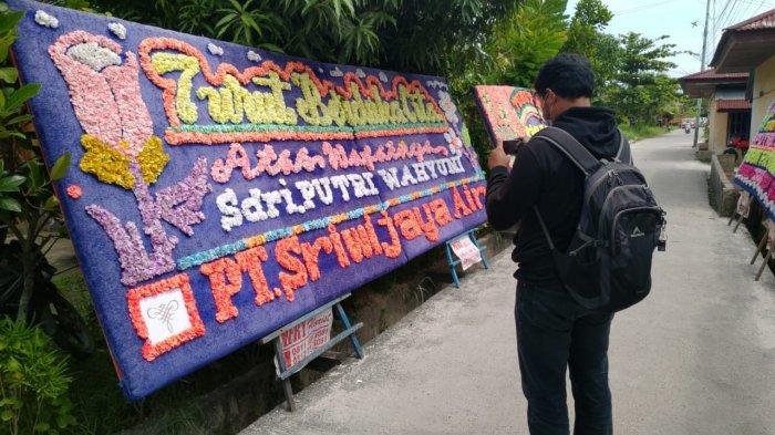 Karangan bunga ucapan belasungkawa dari Sriwijaya Air di depan kediaman keluarga Putri Wahyuni (25), di Jalan Sembilang, Gang Pinang, Kelurahan Meranti Pandak, Kecamatan Rumbai Pesisir, Kota Pekanbaru, Sabtu (16/1/2021)