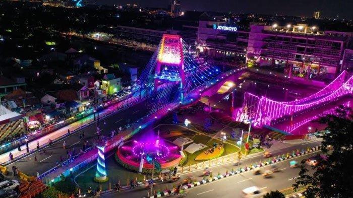 Keindahan Jembatan Sawunggaling pada malam hari. Dilengkapi dengan Big tree lamp dengan tinggi 6 meter yang dapat menyala berwarna-warni lengkap dengan running text serta dancing fountain atau air mancur menari yang bergerak seirama dengan lagu yang diputar.