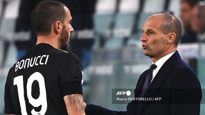 Pelatih kepala Juventus Italia Massimiliano Allegri (kanan) berbicara dengan bek Juventus Italia Leonardo Bonucci selama pertandingan sepak bola Serie A Italia antara Juventus dan Sassuolo pada 27 Oktober 2021 di stadion Juventus di Turin.