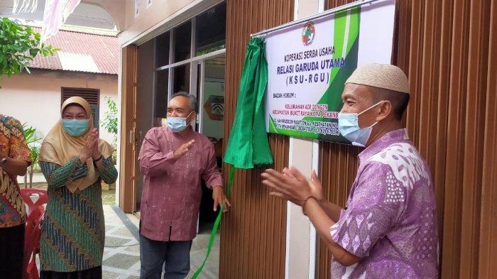 Anggota DPRD Pekanbaru H Sri Rubianti di dampingi Kadis Koperasi Pekanbaru yang diwakili Ir Riswandi, Ketua Koperasi Relasi Garuda, Drs Supriadi, saat meresmikan Koperasi Serba Usaha (KSU) Relasi Garuda Utama, di Jalan Kaharudin Nasution Gg. Kesehatan Pekanbaru, Minggu (20/12 /2020).